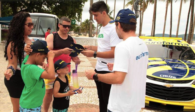 V8 ficou estacionado na Praça das Bandeiras e pilotos receberam o público