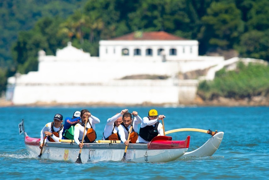 Santos é o berço da canoa havaiana no Brasil e a sede da primeira escola 100% pública da modalidade no País