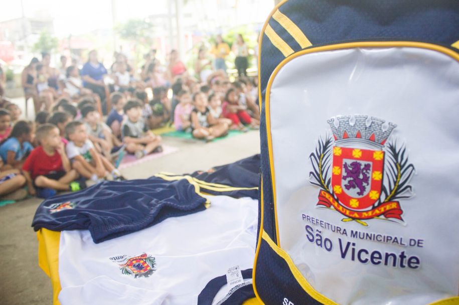 Nos próximos meses, também serão distribuídas as peças de inverno, com casaco e calça