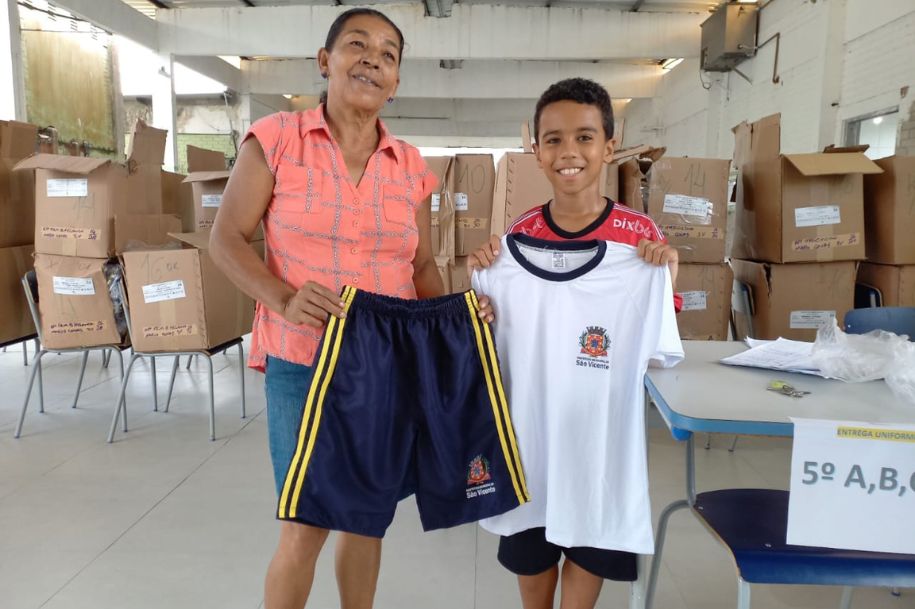 Conjunto é composto por três camisas e duas bermudas