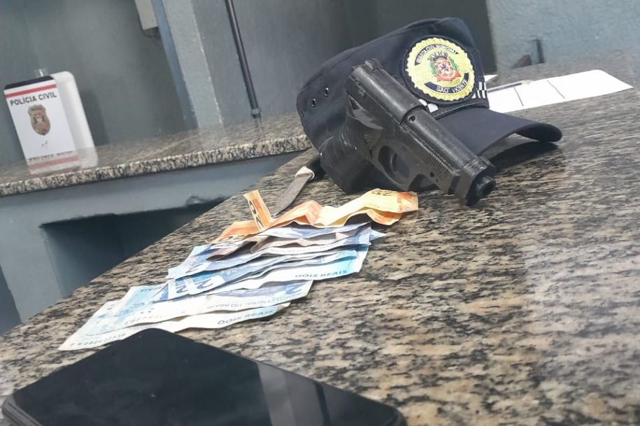 Foram encontrados dinheiro em espécie, um simulacro de arma de fogo, uma faca e um celular