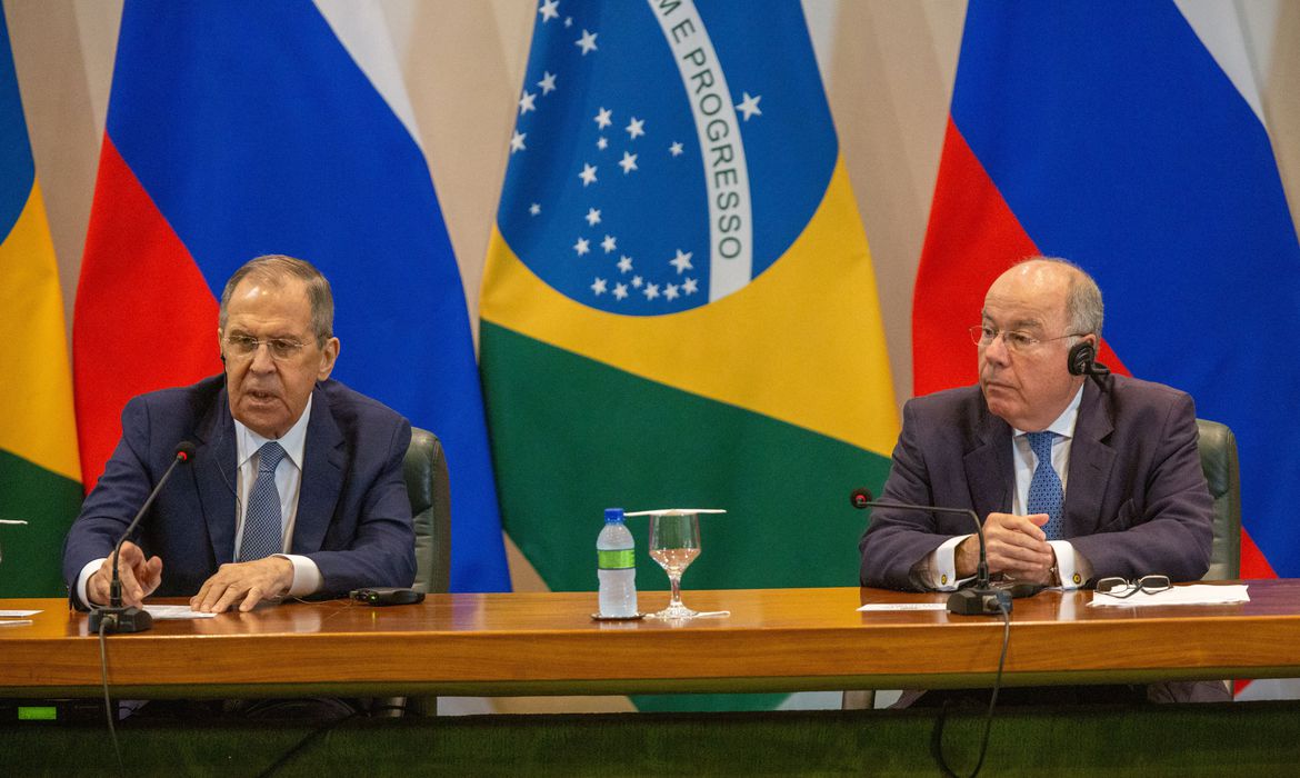 Ministros das Relações Exteriores do Brasil, Mauro Vieira, e da Rússia, Sergei Lavrov, em evento no Palácio do Itamaraty, em Brasília