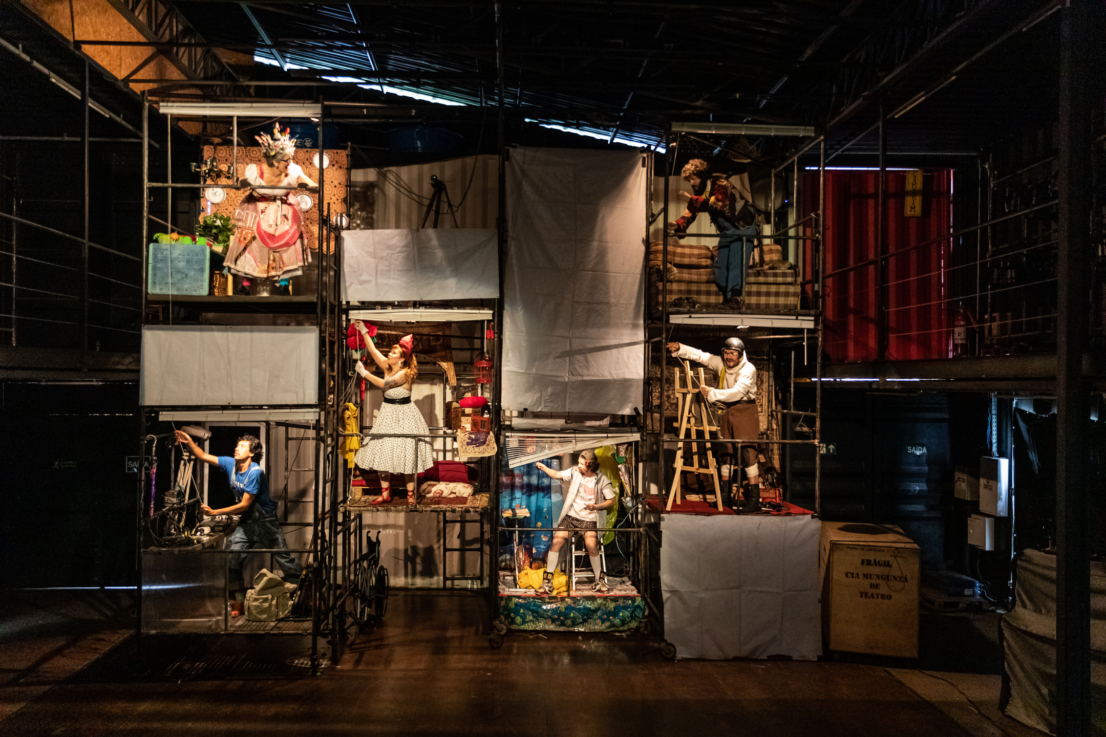 Uma caixa abandonada se abre e de dentro dela surgem todas as personagens, é o espetáculo Era uma era, com a Cia. Mungunzá de Teatro