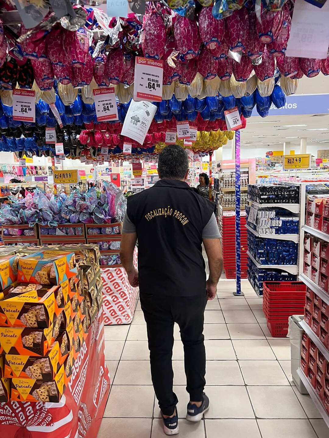 Estabelecimentos como supermercados, padarias e lojas específicas de chocolates estão sendo visitadas