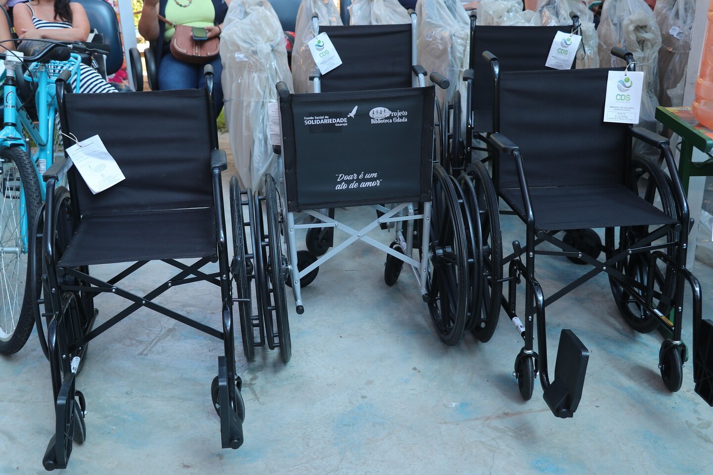 A iniciativa retira os lacres de latinhas do meio ambiente e faz a troca por fraldas geriátricas, cadeiras de rodas e bengalas