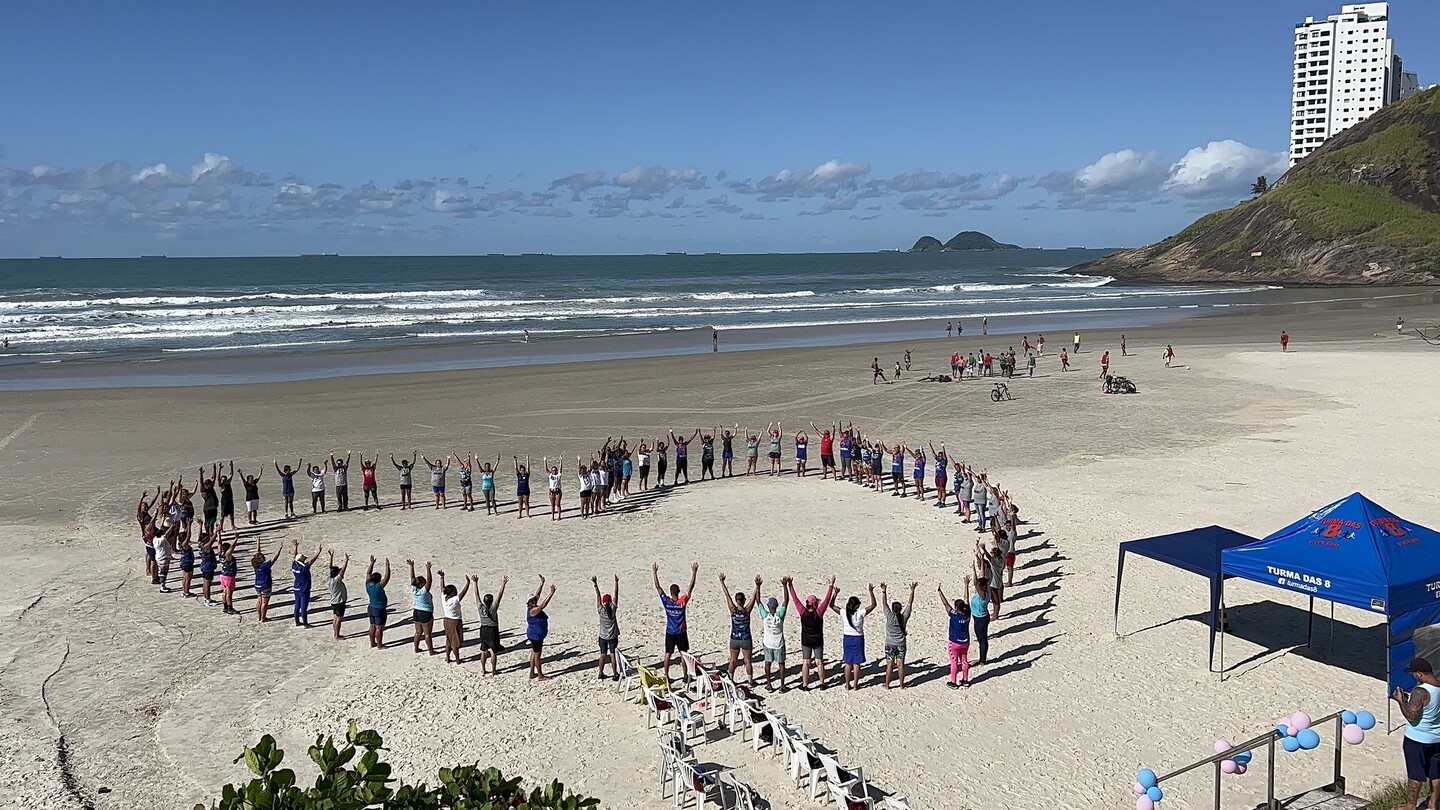 O aulão na praia deste mês teve como tema 'Abril Azul Mude de Perspectiva'