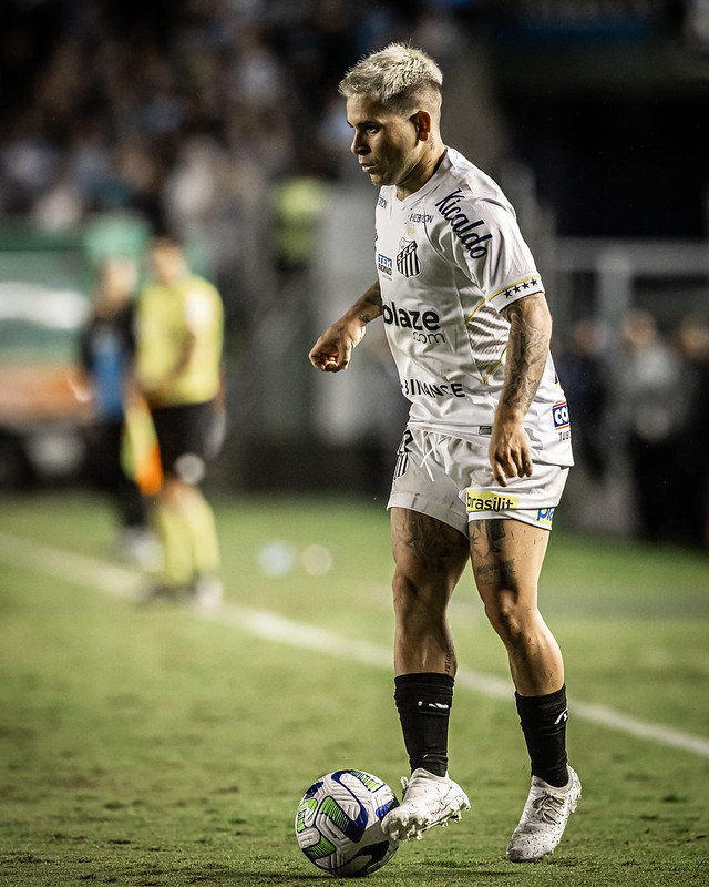 Soteldo em ação contra o Grêmio