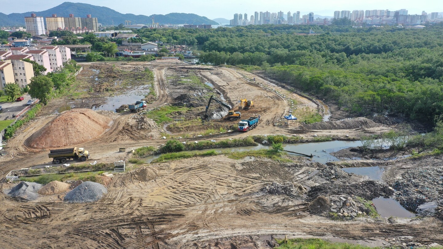 O projeto completo prevê a construção de três reservatórios controlados por comportas, reconstrução de canais, obras de drenagem, pavimentação, calçadas, guias e sarjetas