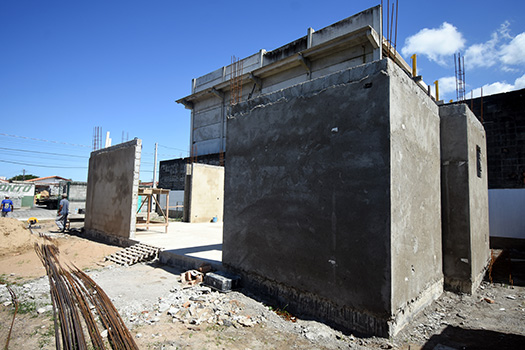 As obras estão na fase de alvenaria, com o erguimento da estrutura de apoio