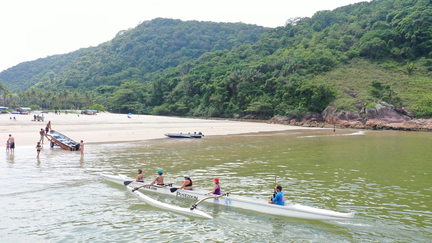 Atividades incluem ginástica, alongamento e ritmos