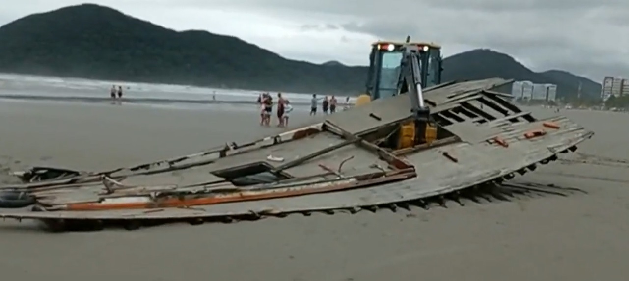 Barco afundou na madrugada deste sábado no litoral sul de SP; duas pessoas estão desaparecidas