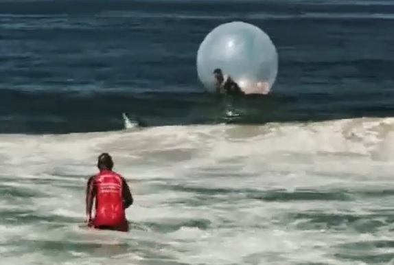 Trio foi resgatado pelos bombeiros