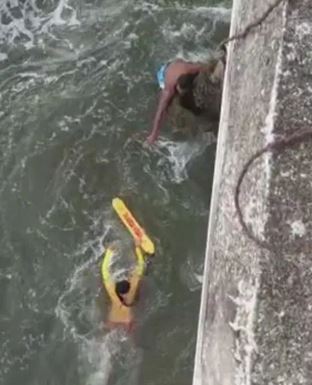 Os bombeiros explicaram que o homem não respeitou a sinalização que indicava que o local não era seguro para banhos de mar devido à correnteza.