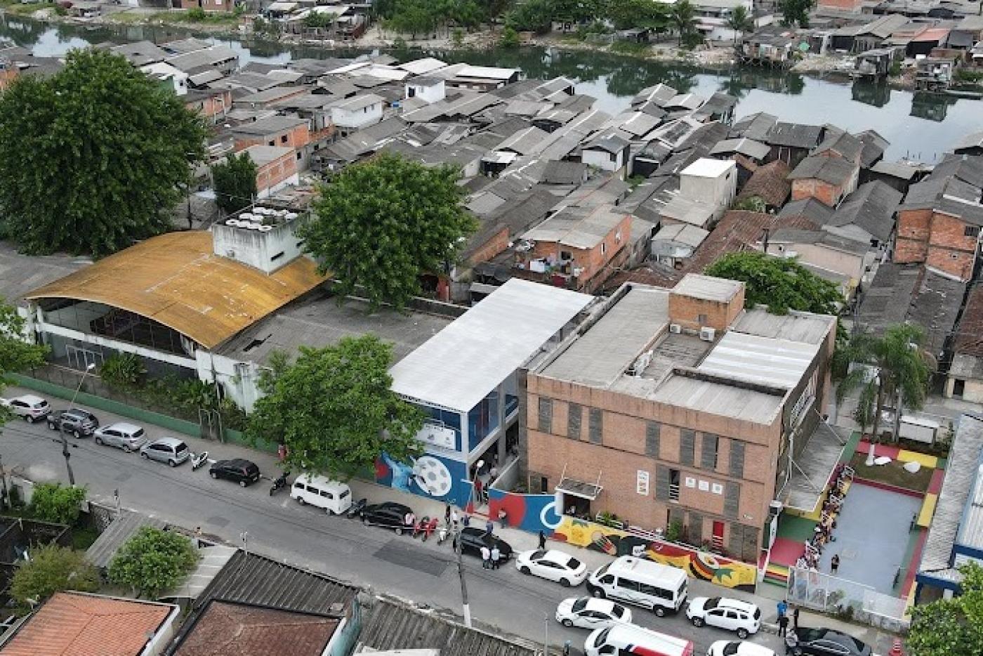 Com área total de 25 metros x 47, a Cruyff Court deve ser entregue em 14 de julho e ficará ao lado do Instituto Arte no Dique