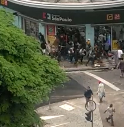 A invasão ocorreu enquanto a unidade da Drogaria São Paulo ainda estava fechada