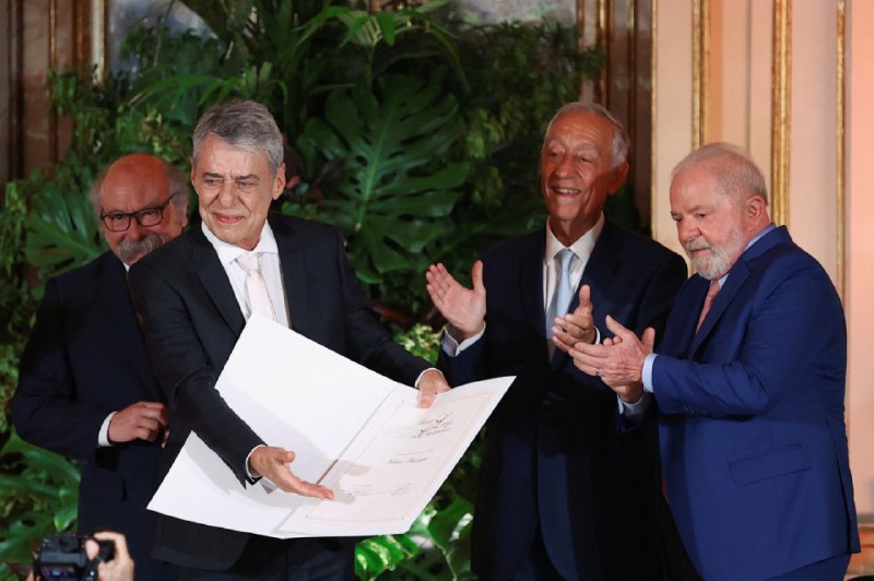 Chico Buarque recebeu o prêmio Camões em cerimônia com Lula e primeiro-ministro de Portugal
