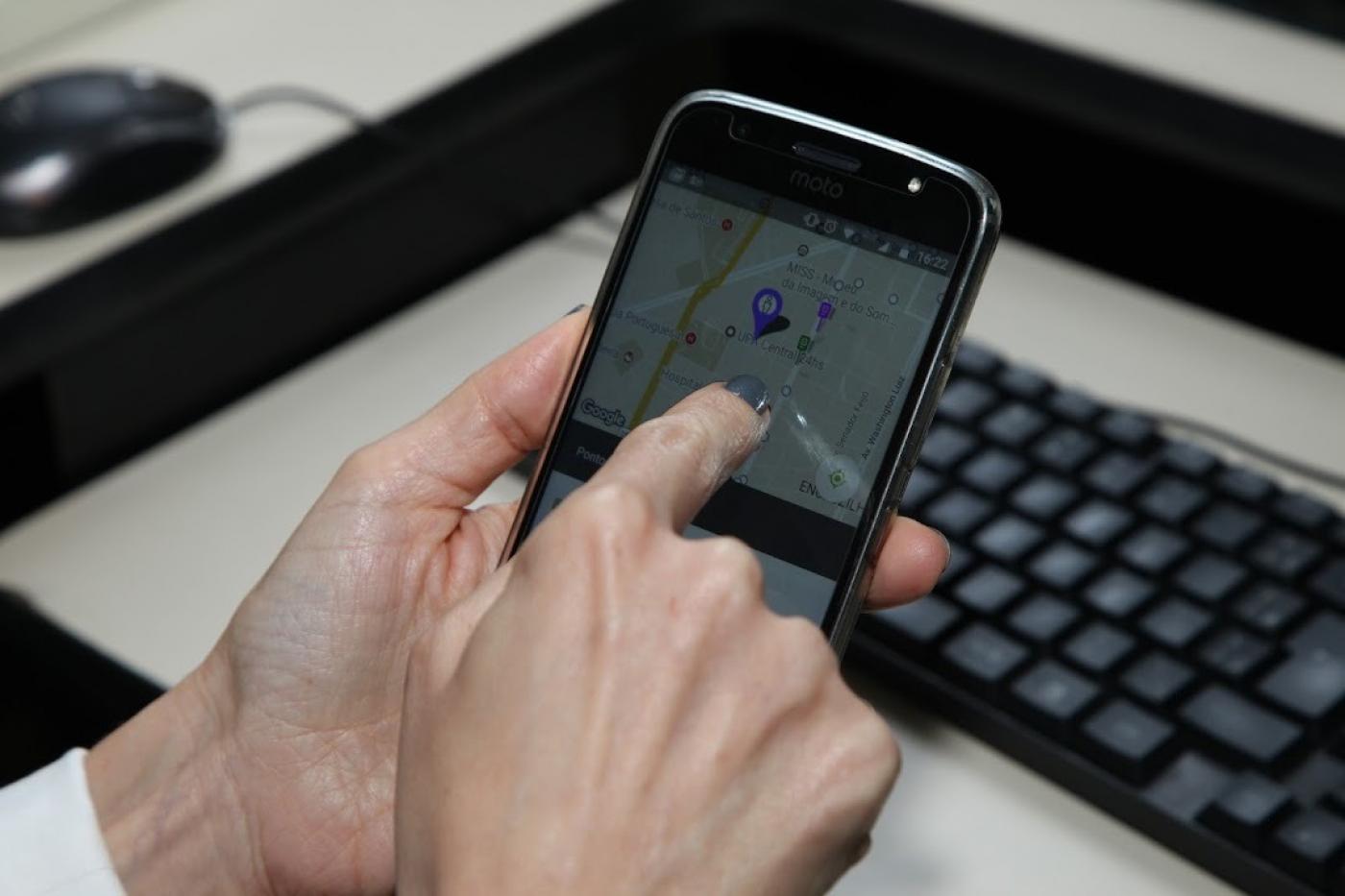 É possível compartilhar a localização atual e cadastrar várias outras