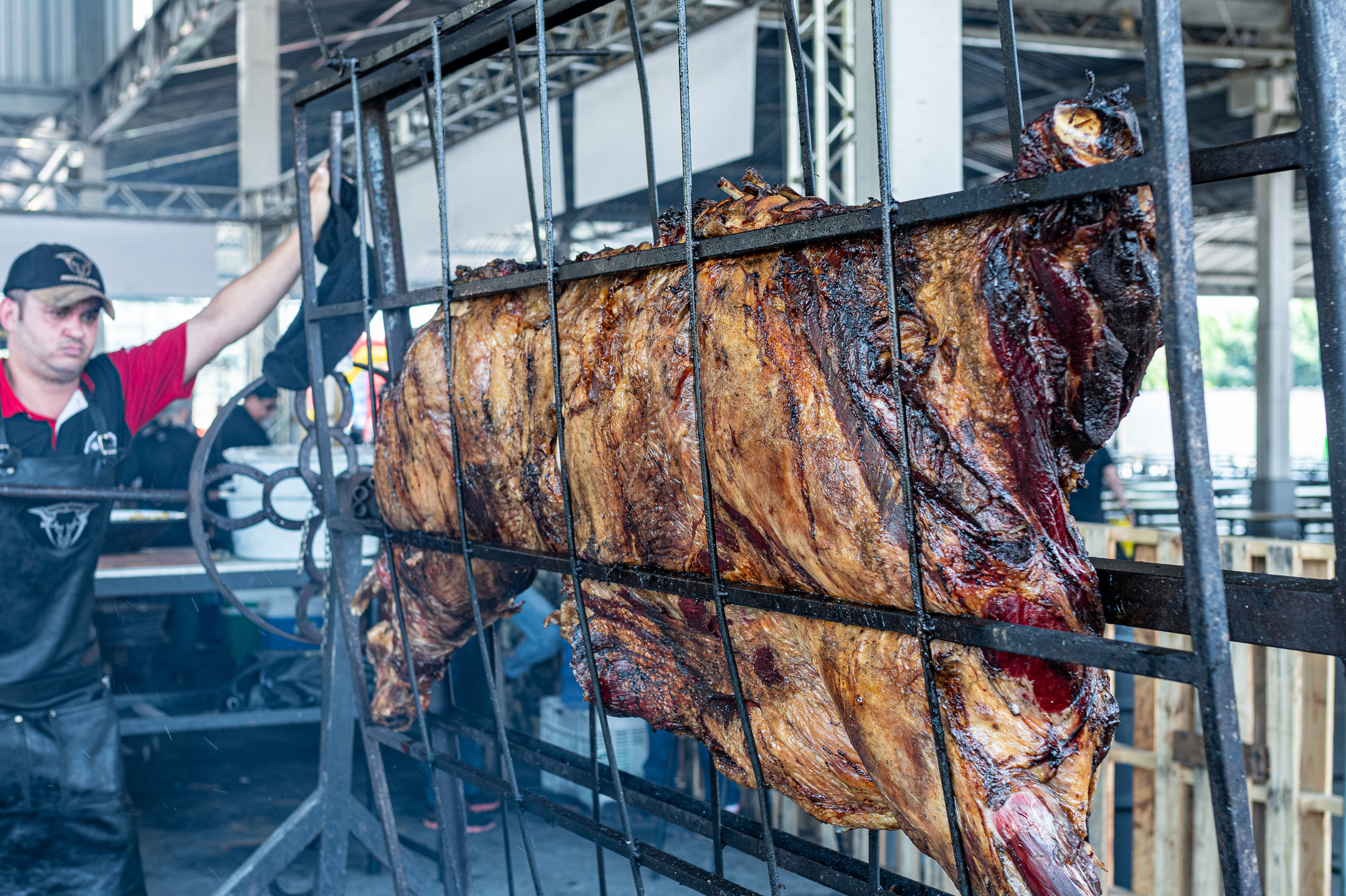 Os pratos variam entre R$ 20, R$ 45 e R$ 65. O cardápio terá ainda cervejas artesanais com prêmios internacionais.