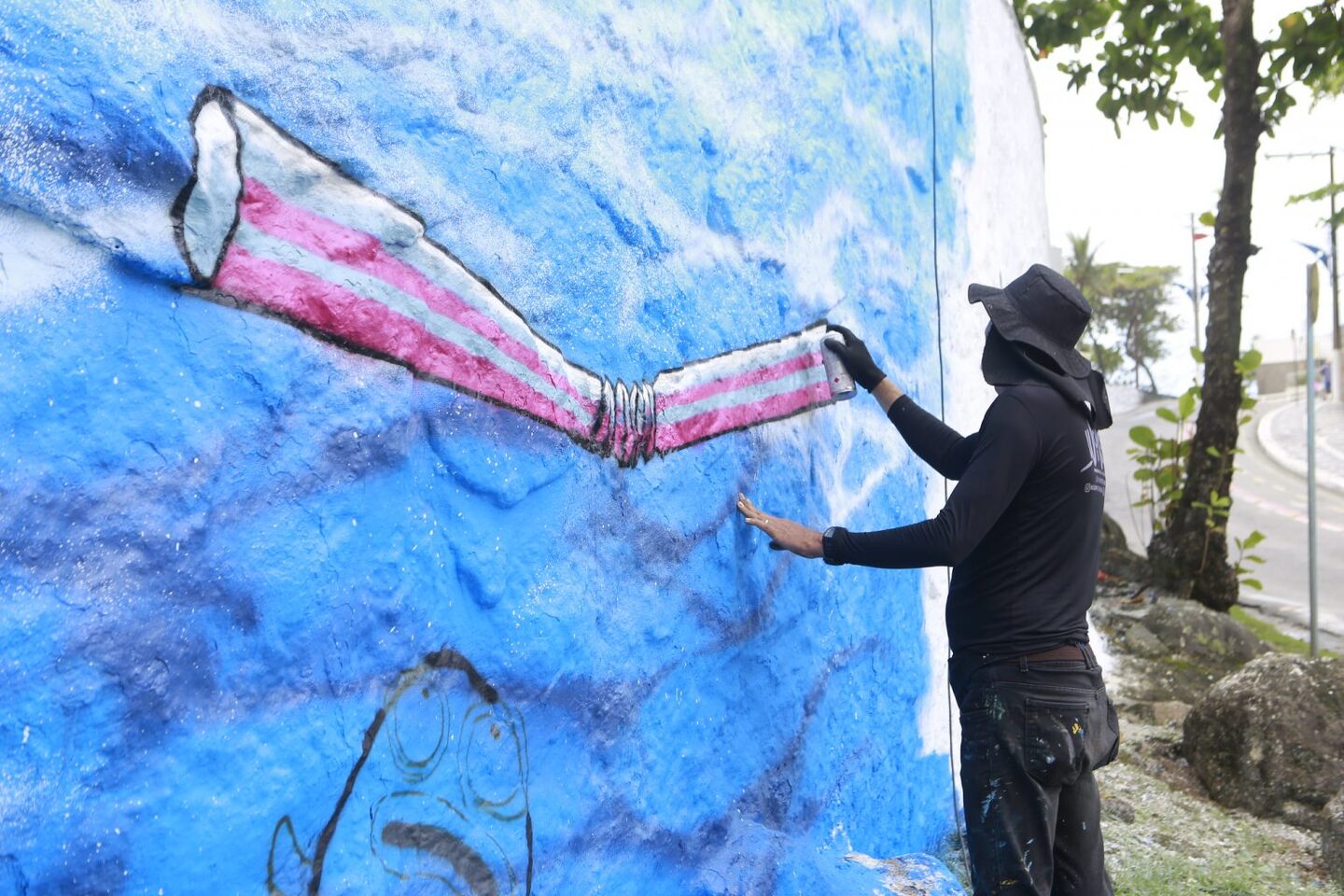 O trabalho é realizado com auxílio da esposa do artista, Leila Cavalcante. Juntos, o casal vai mais uma vez, transformar o muro que possui quatro metros de altura e 100 metros de largura, em pura arte