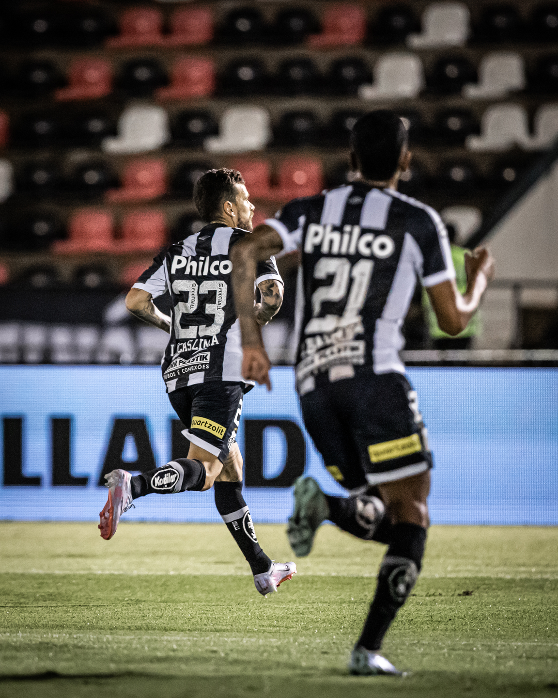 Lucas Lima marca o primeiro da vitória contra o Botafogo-SP