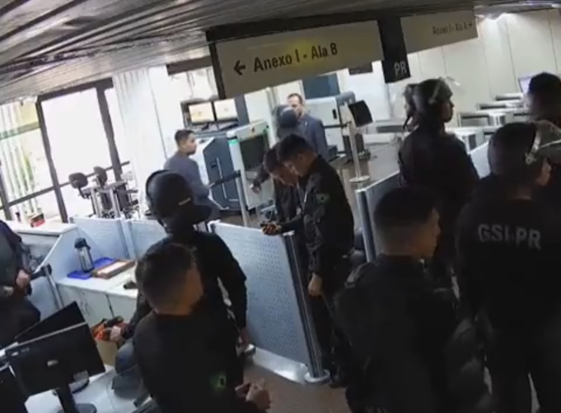 Câmeras do circuito interno do Palácio do Planalto captaram uma tropa de cerca de dez militares do Gabinete de Segurança Institucional (GSI) descansando no Anexo do prédio do Palácio do Planalto durante a invasão de 8 de Janeiro