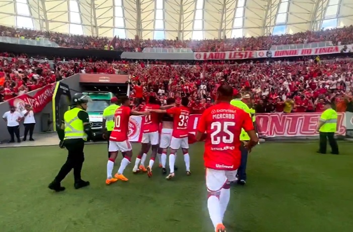 Comemoração do gol da virada do Internacional contra o Flamengo