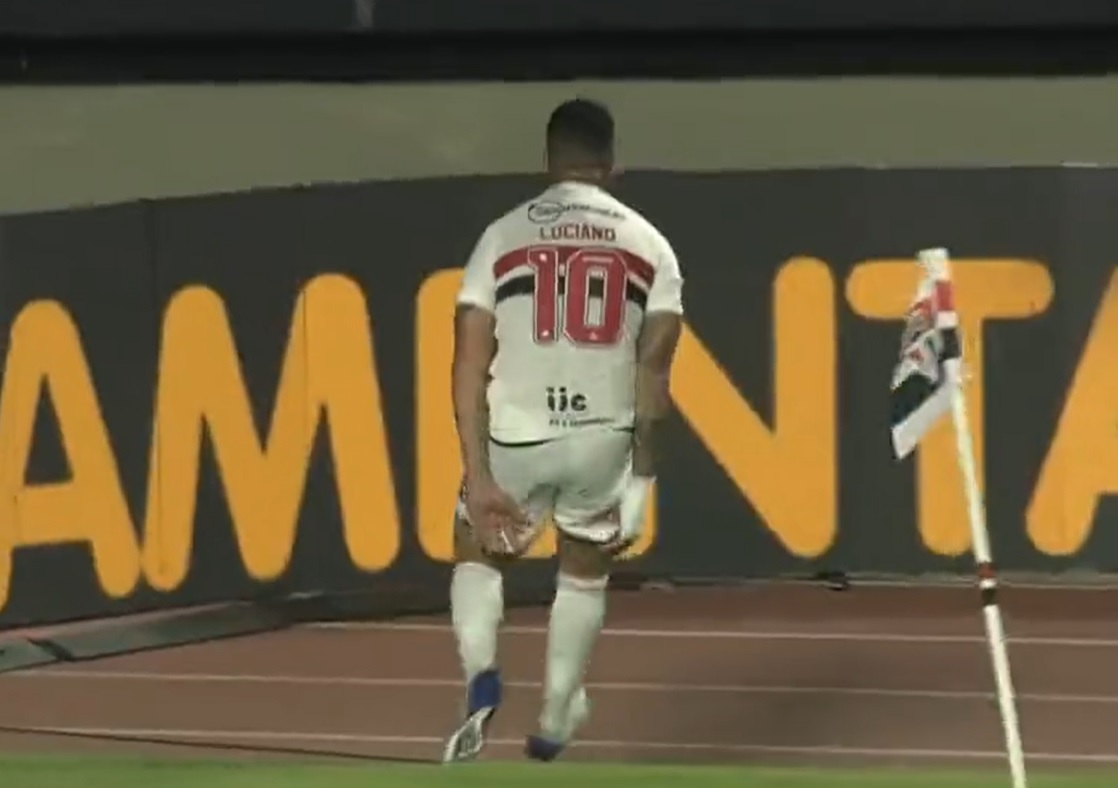 Luciano celebra o primeiro gol do São Paulo na partida