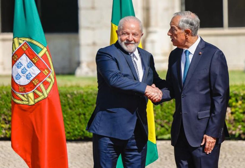O presidente Luiz Inácio Lula da Silva (PT) é recebido pelo presidente de Portugal, Marcelo Rebelo de Sousa.