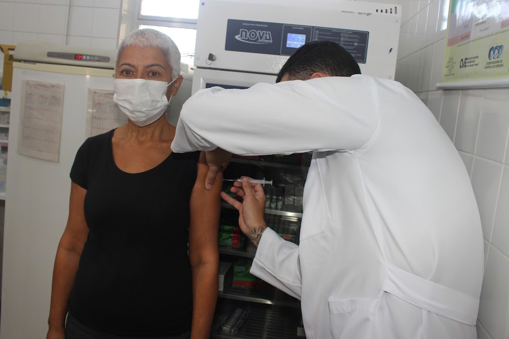 O imunizante protege contra três variantes do vírus Influenza (A H1N1, A H3N2 e B) e pode ser aplicado no mesmo dia de outras vacinas