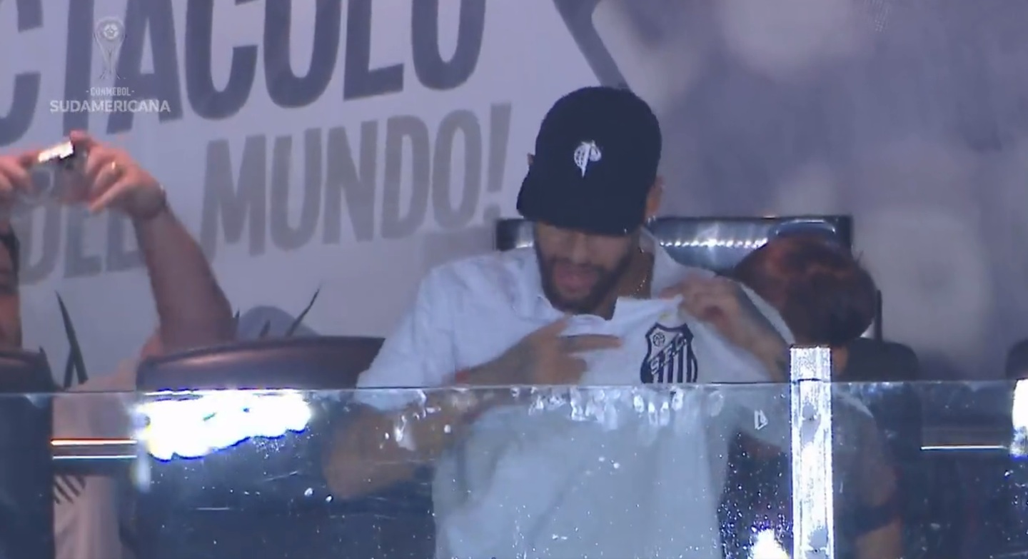 Neymar voltou à Vila Belmiro e foi ovacionado pela torcida