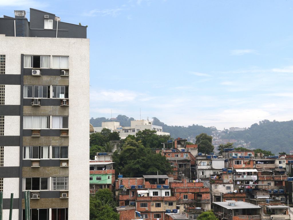 Vista da comunidade do Morro Azul e prédio no bairro do Flamengo, zona sul da cidade