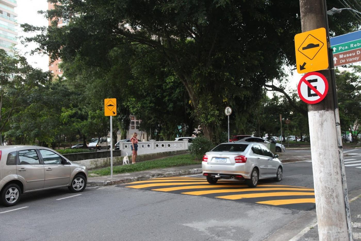 As duas lombadas no sentido Praça Rebouças/Praia ficam localizadas entre as Ruas Maria Máximo x República do Equador e Rua Maestro Heitor Villa-Lobos x Praça Nossa Senhora do Carmo