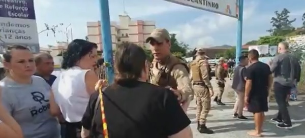 Mães e pais procuram informações sobre seus filhos em creche de Blumenau