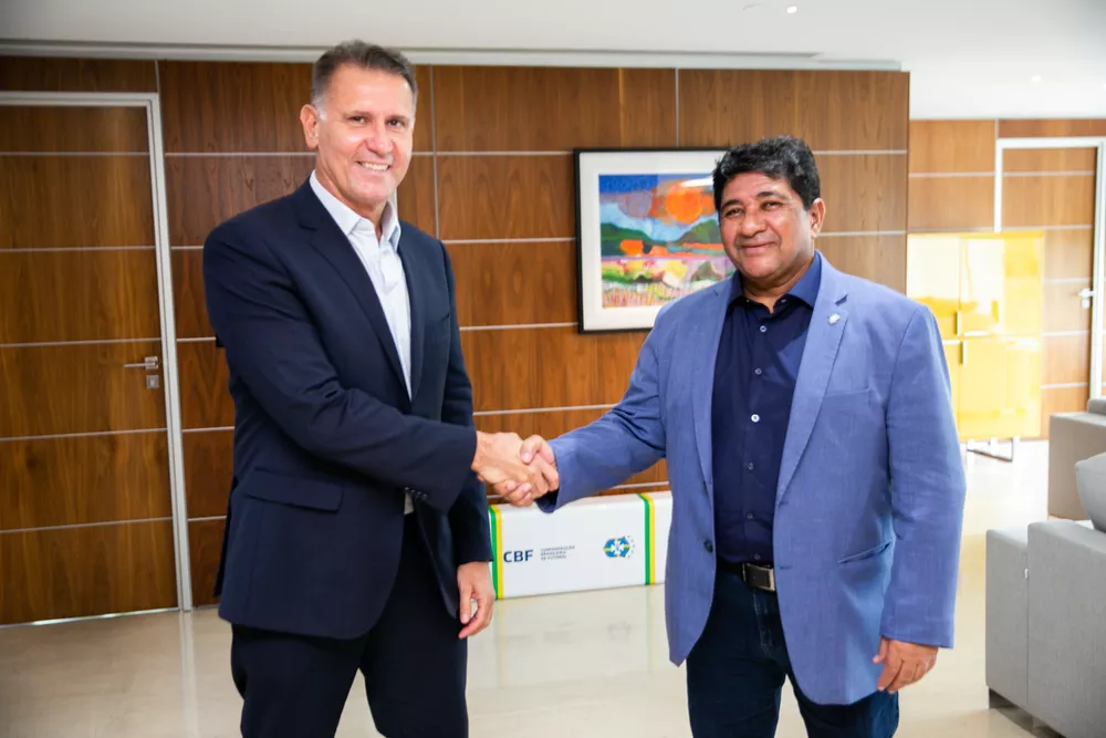 O presidente da comissão de arbitragem da CBF, Wilson Seneme, ao lado do presidente da CBF, Ednaldo Rodrigues