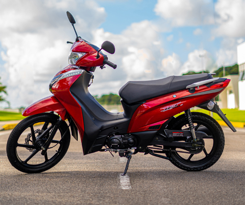 O peso bruto do ciclomotor é 106 quilos e a carga máxima (incluindo o piloto) é de 150 quilos