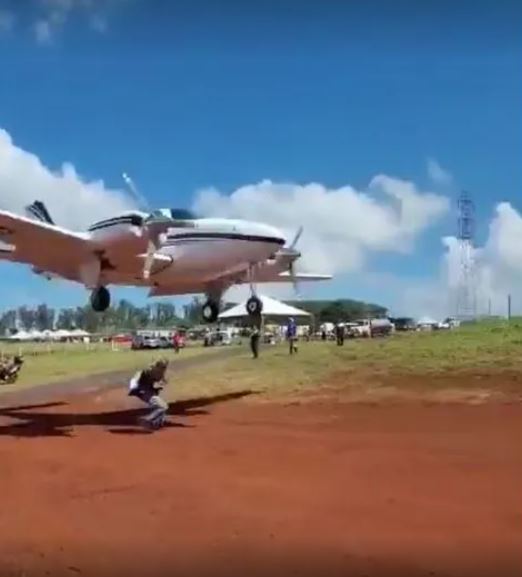 Homem falava ao celular e quase é atingido por avião que se aproximava do solo para pousar
