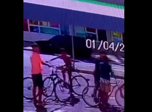 O crime ocorreu por volta das 13h15, em frente a uma escola do bairro