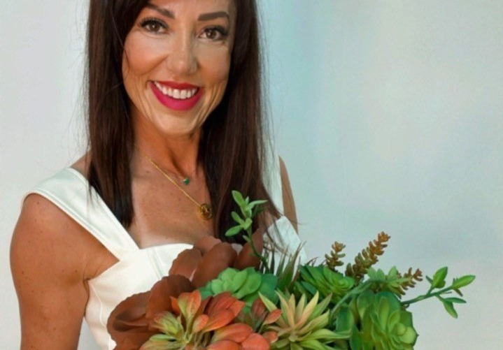 A artista floral Cris Marcante