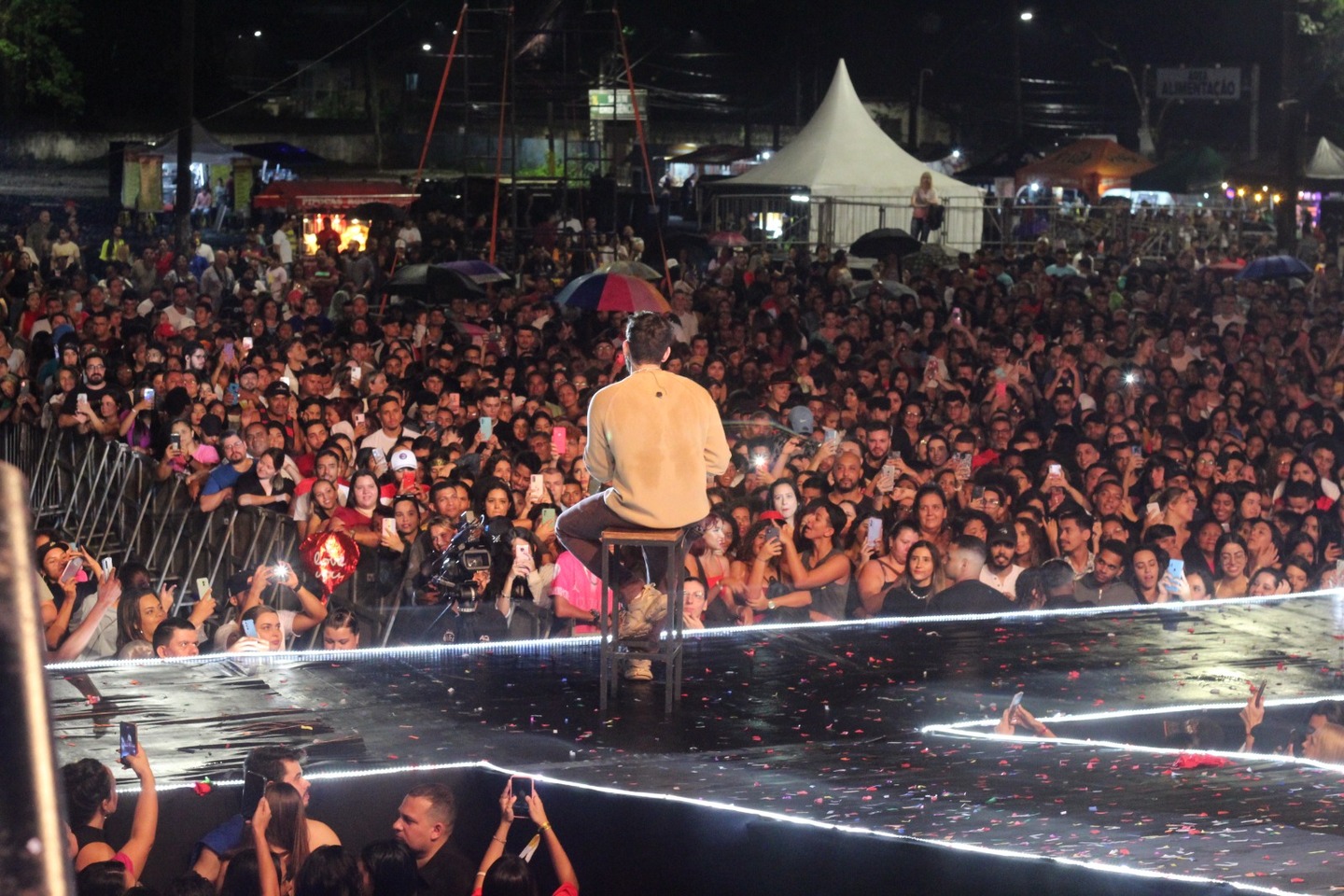 O tempo chuvoso não desanimou o público, que aproveitou o show de Gustavo Mioto, na noite desse sábado (8)