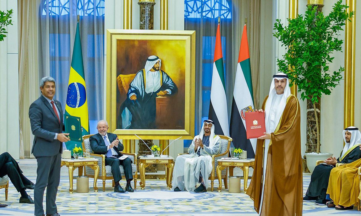 A assinatura ocorreu durante recepção no palácio presidencial de Abu Dhabi, onde Lula jantou com o xeique Mohammed bin Zayed al-Nahyan