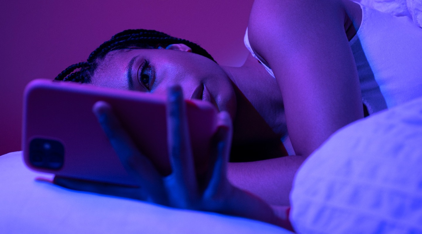 Recentemente, o assunto chamou a atenção no Paraná, após a prisão de um homem suspeito de extorquir a própria mulher utilizando um perfil falso nas redes sociais