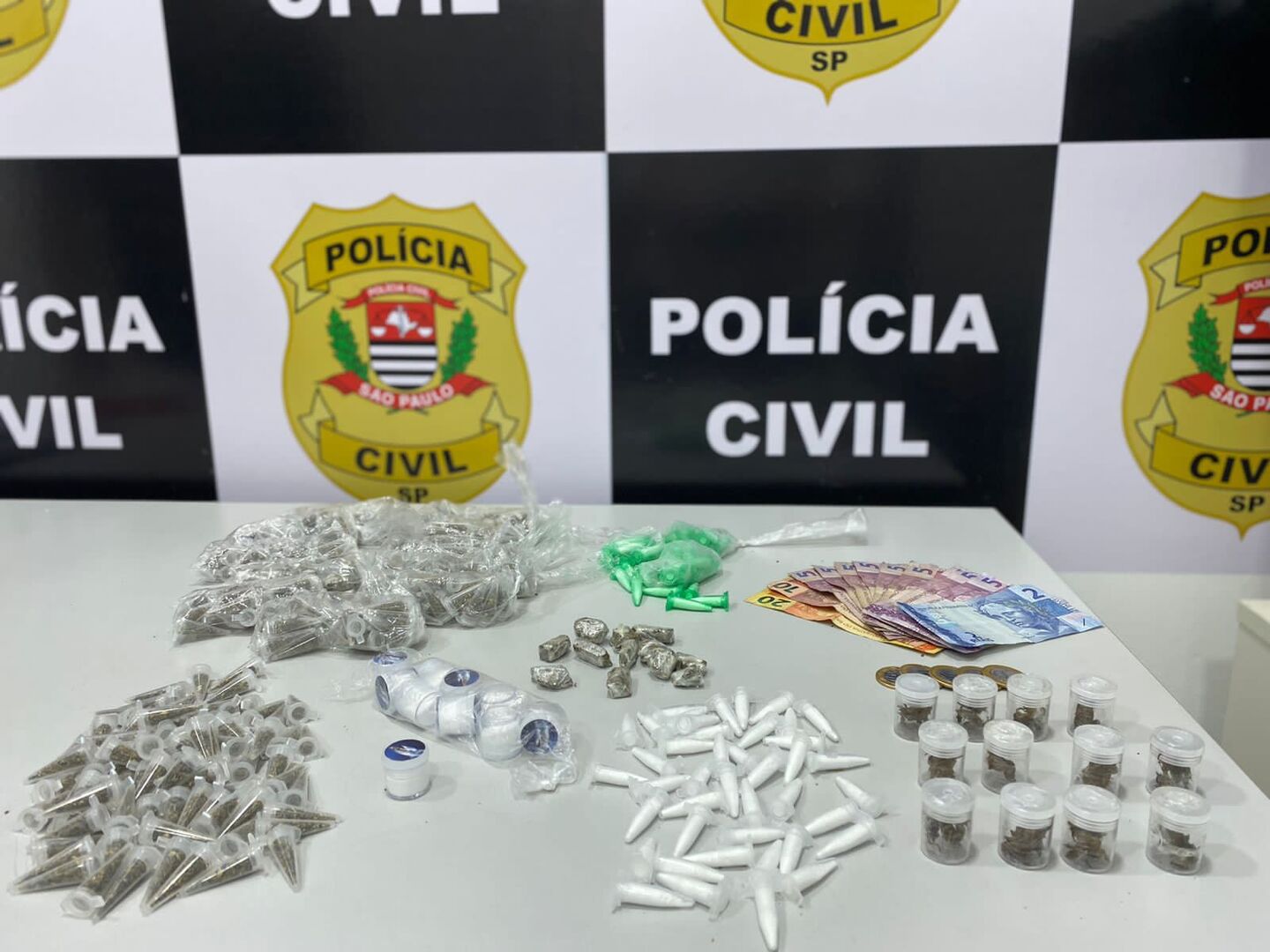 Os investigadores surpreenderam os suspeitos e localizaram em sua posse dinheiro e diversas substâncias entorpecentes