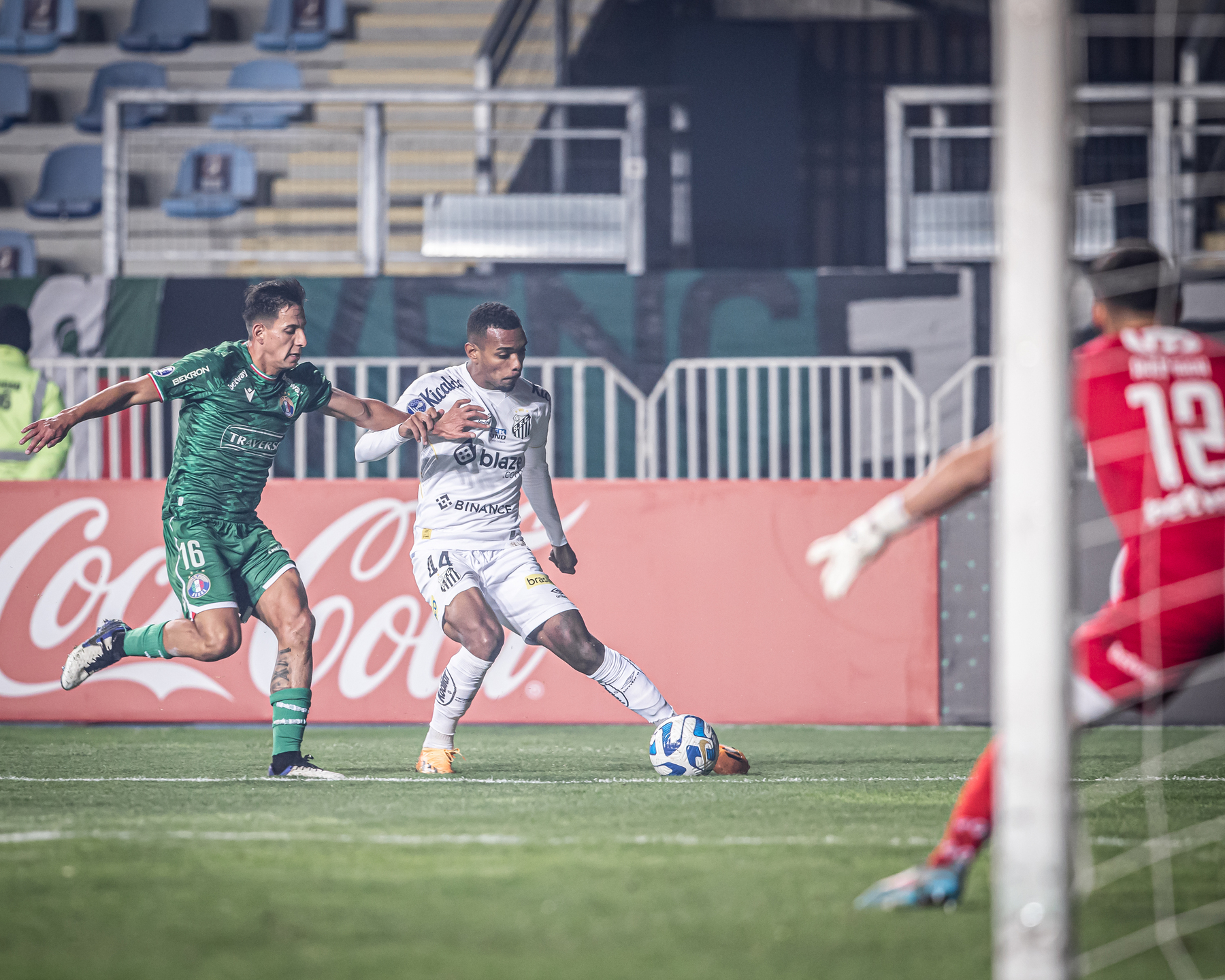 Nesta quarta (24), o árbitro registrou na súmula que Joaquim e Ângelo sofreram discriminação na derrota para o Audax Italiano (CHI). A dupla santista foi chamada de