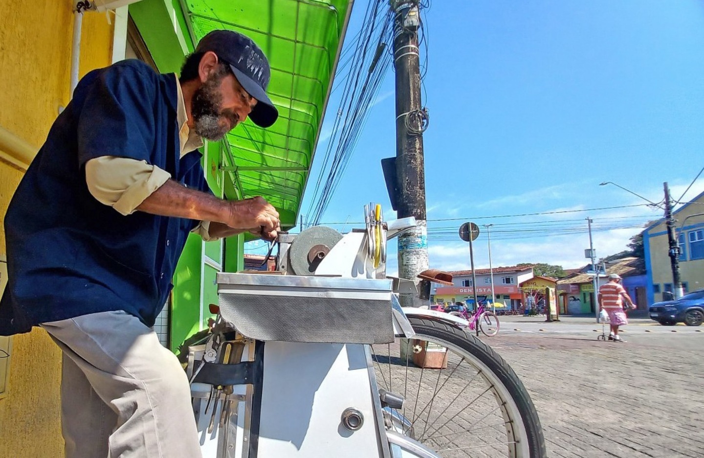 Lourival Xavier Pimenta, de 59 anos, já trabalha há 40 anos na função de afiador de ferramentas