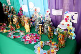 As aulas foram divididas em cinco encontros, e em cada oficina, uma técnica diferente é ensinada usando diversos produtos, entre eles, potes de vidro e caixas de leite