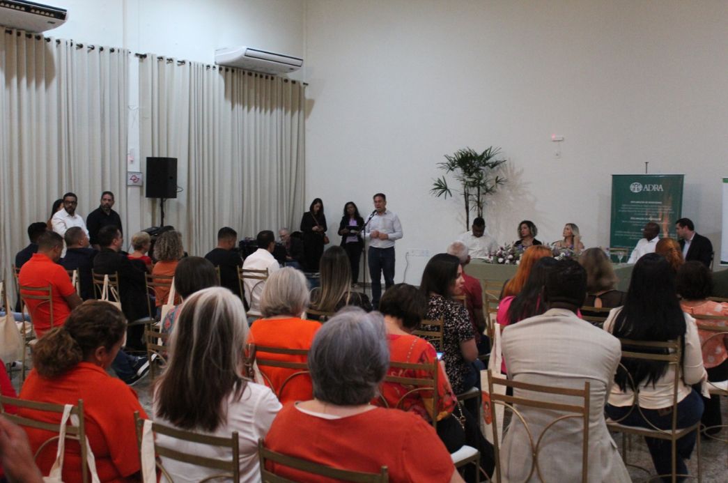 Os padrinhos podem desenvolver um vínculo com a criança ou com o adolescente no convívio familiar em casa, por meio de passeios de passeios ou participando de reuniões escolares, por exemplo.