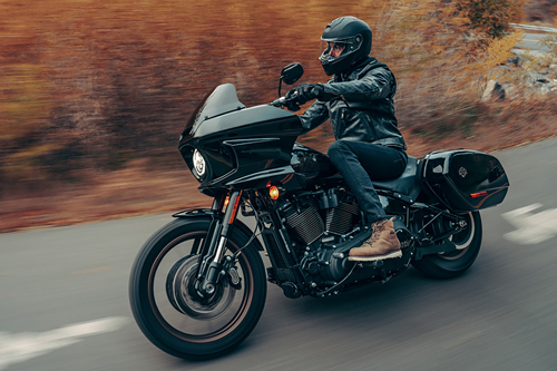 A sport-touring traz malas laterais altas, suspensão traseira elevada e guidão alto