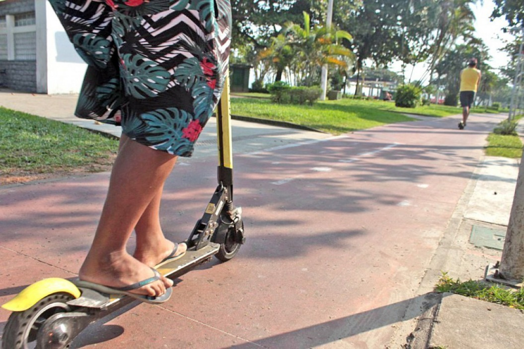Os patinetes chegaram ao litoral em 2019 e rapidamente se tornaram populares com moradores pela praticidade de encontrá-los