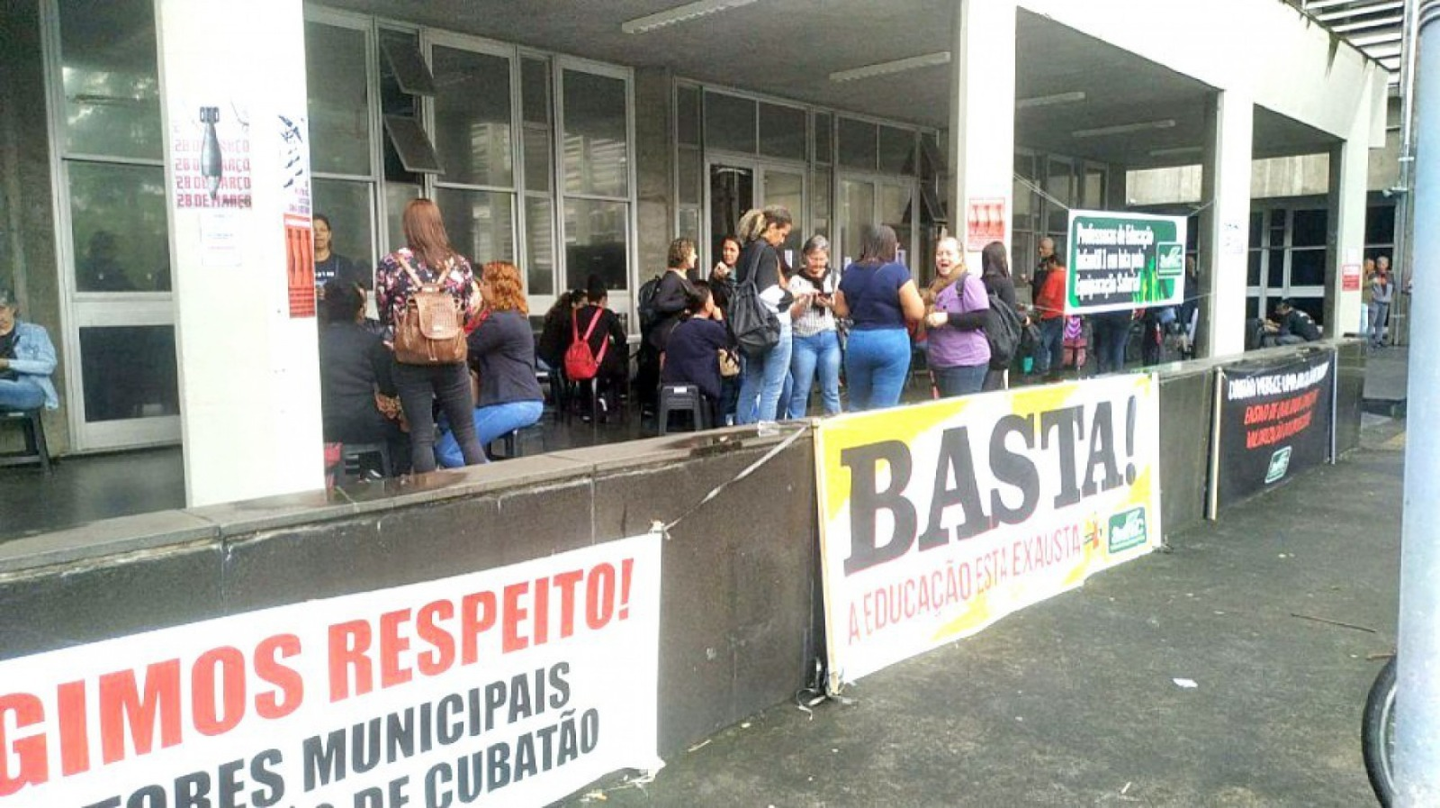 Os professores ficaram em vigília ontem: o objetivo dé pressionar o governo a cumprir a lei federal do Piso Nacional do Magistério