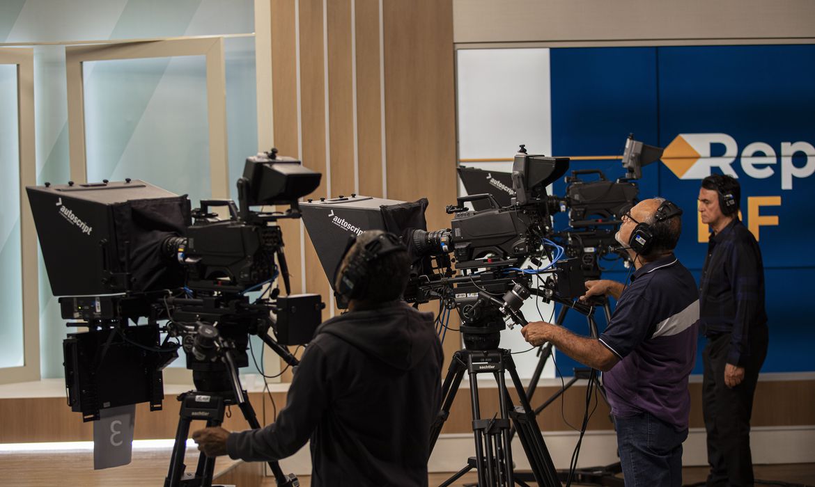 Considerando o perfil de raça e gênero, observa-se nos três jornais que a maioria dos textos é assinada por homens brancos, seguidos de mulheres brancas